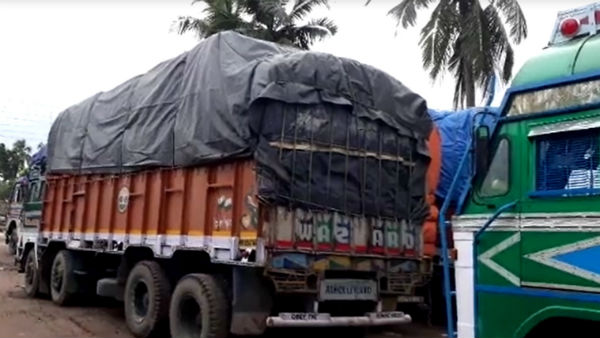 সীমান্তে গম ভর্তি ১৭৫ টি ট্রাক আটক করল শুল্ক দফতর সীমান্তে গম ভর্তি ১৭৫ টি ট্রাক আটক করল শুল্ক দফতর