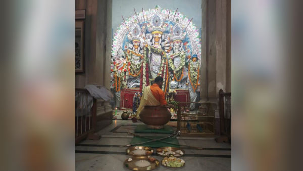 বনেদি বাড়ির পুজোই অতিথি তালিকায় ইংরেজরা