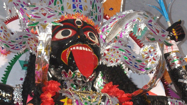 কোচবিহারের অন্যতম প্রাচীন বড় তারার পুজো বহন করে চলেছে অনন্য ইতিহাস কোচবিহারের অন্যতম প্রাচীন বড় তারার পুজো বহন করে চলেছে অনন্য ইতিহাস