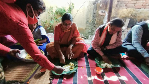 পদ্মপাতায় ভোজন
