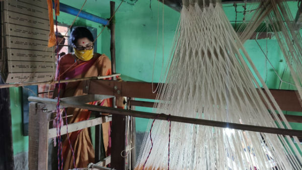 তাঁতশিল্পীদের সঙ্গে কথা