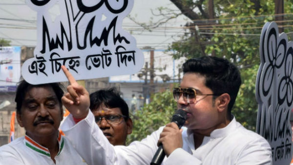 কোলে চড়ে রাজনীতি
