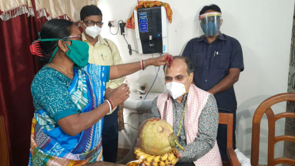 রাখিবন্ধনের দিন অধীরকে পরিয়েছিলেন রাখি