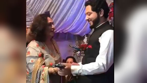 একি! বিয়ের উপহারে বরকে কী উপহার দিলেন মহিলা, ভিডিও ভাইরাল সোশ্যাল মিডিয়ায় একি! বিয়ের উপহারে বরকে কী উপহার দিলেন মহিলা, ভিডিও ভাইরাল সোশ্যাল মিডিয়ায়