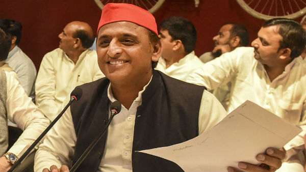 দলিত, অনগ্রসর শ্রেণির হাত ধরেই নির্বাচনী বৈতরণী পার করতে চাইছেন অখিলেশ