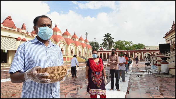 সন্ধ্যে বাড়তে ভিড় দক্ষিণেশ্বরে