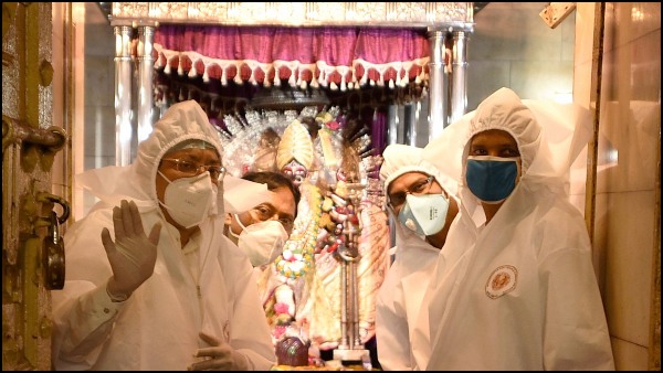 পিপিই কিট পরে পুরোহিতরা