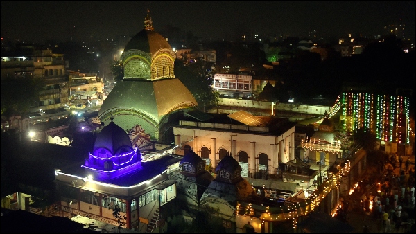কোভিড সংকটে কড়া স্বাস্থ্যবিধি, উপচে পড়া ভক্তসমাগম কালীঘাটে কোভিড সংকটে কড়া স্বাস্থ্যবিধি, উপচে পড়া ভক্তসমাগম কালীঘাটে