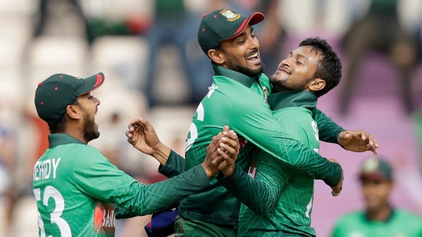 দা উঁচিয়ে প্রাণের হুমকি