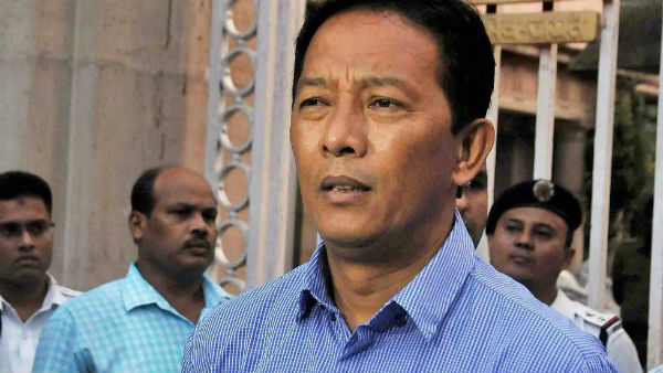 বিমল গুরুংয়ের প্রভাব, জল ঢেলে দিলেন বিনয় তামাং