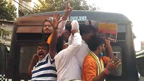 বিজেপির যুব মোর্চার মিছিলকে কেন্দ্র করে ধুন্ধুমার বিজেপির যুব মোর্চার মিছিলকে কেন্দ্র করে ধুন্ধুমার