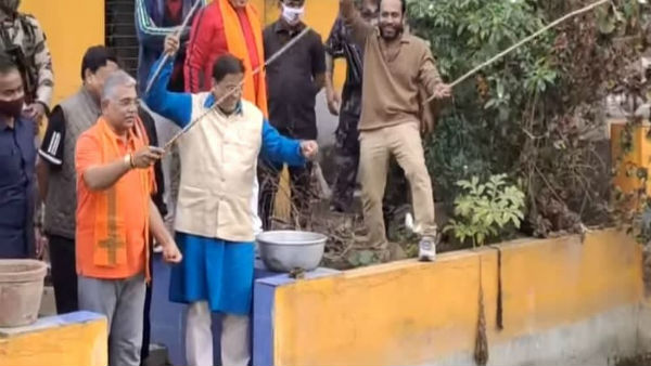 টোপ ফেলে মাছ ধরলেন দিলীপ!