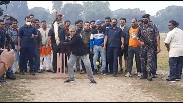 ক্রিকেট ব্যাট হাতে মাঠে দিলীপ ঘোষ