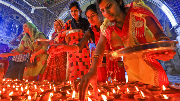 ঘরের প্রবেশদ্বারে কী লাগাতে হবে?