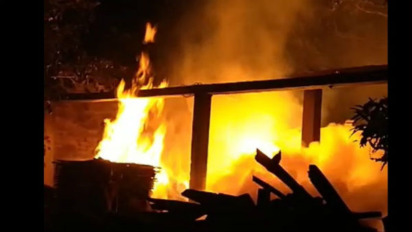 কাঠ মিলে ভয়াবহ আগুন, কয়েক লক্ষাধিক টাকা ক্ষয়ক্ষতির আশঙ্কা কাঠ মিলে ভয়াবহ আগুন, কয়েক লক্ষাধিক টাকা ক্ষয়ক্ষতির আশঙ্কা