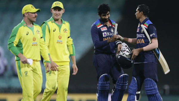 ভারত-অস্ট্রেলিয়া ম্যাচের মাঝে মাঠে ঢুকে পড়া দর্শকদের প্রতিবাদ! জৈব সুরক্ষার নিরাপত্তা নিয়ে উঠল প্রশ্ন ভারত-অস্ট্রেলিয়া ম্যাচের মাঝে মাঠে ঢুকে পড়া দর্শকদের প্রতিবাদ! জৈব সুরক্ষার নিরাপত্তা নিয়ে উঠল প্রশ্ন