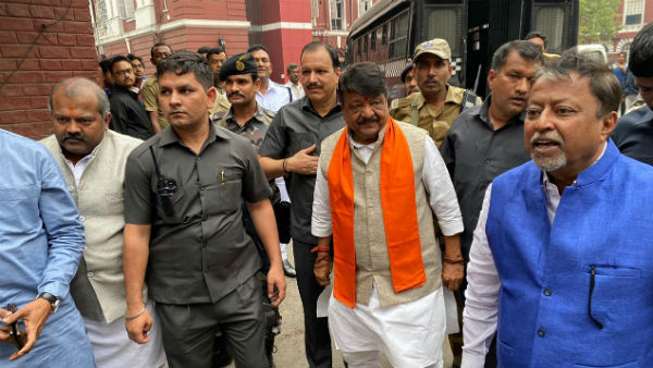 কৈলাশ বিজয়বর্গীয়, মুকুল রায় উপস্থিতিতে যোগদান সিরাজের?
