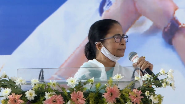 ভুল মূর্তিতে মালা দেওয়া নিয়ে অমিত শাহকে আক্রমণ