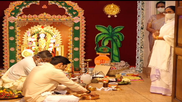 অভিষেক বসলেন পুরোহিতের পাশে..