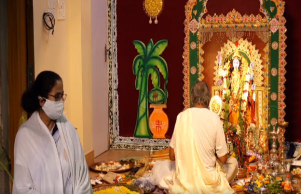 কোভিড বিধি মেনে মুখ্য়মন্ত্রী র পুজো