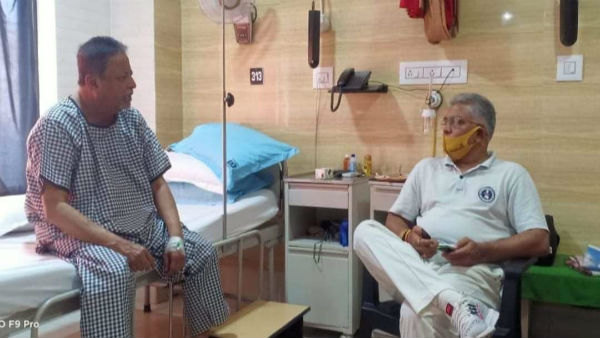 সফল অস্ত্রোপচার, হাসপাতালে মুকুলের সঙ্গে দেখা করলেন দিলীপ, দূরত্ব কি ঘুচলো! সফল অস্ত্রোপচার, হাসপাতালে মুকুলের সঙ্গে দেখা করলেন দিলীপ, দূরত্ব কি ঘুচলো!
