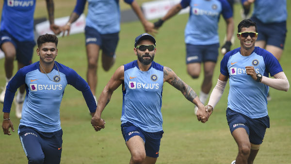 ভারত অস্ট্রেলিয়া সিরিজে ঢাকে কাঠি