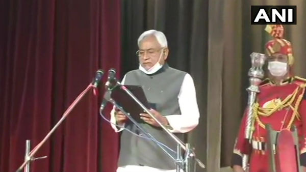 বিহার ইলেকট্রিসিটি বোর্ডের চাকরি থেকে মুখ্যমন্ত্রী
