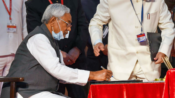 নীতীশ কুমার যতবার শপথ নেন মুখ্যমন্ত্রী হিসাবে ততবার আঙুল কাটেন বিহারের এই যুবক নীতীশ কুমার যতবার শপথ নেন মুখ্যমন্ত্রী হিসাবে ততবার আঙুল কাটেন বিহারের এই যুবক