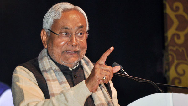 এরপরই ওই টুইটে তেজস্বী লেখেন, 'নীতীশজির কি এমন বাধ্যতা রয়েছে যে শিক্ষা ব্যবস্থা শোধরানোর জায়গায়, এমন একজনকে মন্ত্রীপদ দিলেন, যিনি কোনও সদনের সদস্য নন?' এরপরই তেজস্বী খোঁচার সুরে প্রশ্ন তোলেন, এমন একজনকে শিক্ষামন্ত্রী পদ দেওয়ার নেপথ্যে কোন রহস্য রয়েছে?
