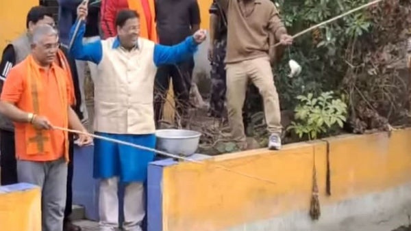 মাছের ভারে ছিপ ভেঙে যায়
