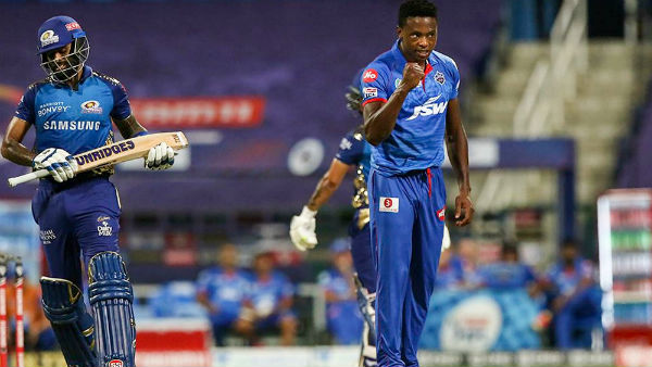কোথায় দাঁড়িয়ে রয়েছেন রাবাডা