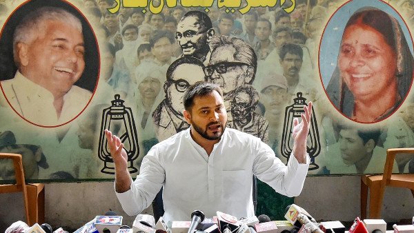 বুথফেরত সমীক্ষায় এগিয়েছিলেন তেজস্বী