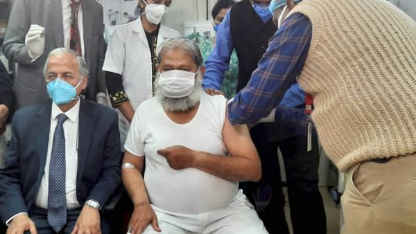 নিজেই টুইট করে ভ্যাকসিন প্রয়োগের বিষয়টি জানিয়েছিলেন ভিজ