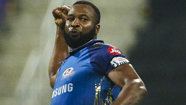 পোলার্ডের ব্যাটের দিকে তাকিয়ে মুম্বই