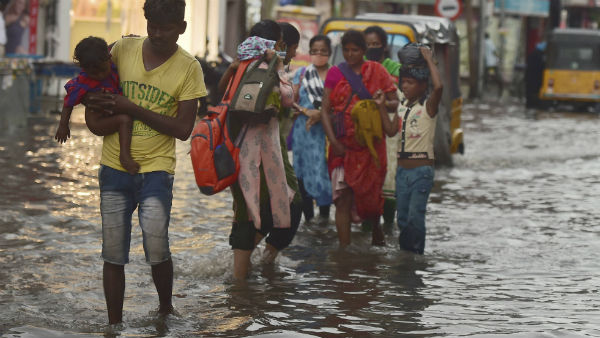 ১০০০ কিউসেক জল 'নিভার' আছড়ে পড়ার আগেই!