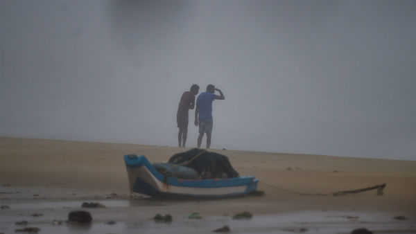 কয়েক হাজার মানুষকে নিরাপদে সরানোর কাজ চলছে