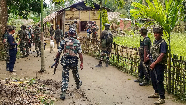 সেনার কাছে আত্মসমর্পণ পরেশ বড়ুয়ার ঘনিষ্ঠ আলফা জঙ্গির সেনার কাছে আত্মসমর্পণ পরেশ বড়ুয়ার ঘনিষ্ঠ আলফা জঙ্গির