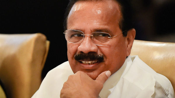 করোনায় আক্রান্ত কেন্দ্রীয় মন্ত্রী সদানন্দ গৌড়া, বাড়িতেই আইসোলেট হয়ে রইলেন করোনায় আক্রান্ত কেন্দ্রীয় মন্ত্রী সদানন্দ গৌড়া, বাড়িতেই আইসোলেট হয়ে রইলেন