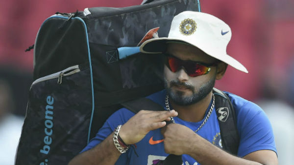 কোনও প্রতিযোগিতা নেই