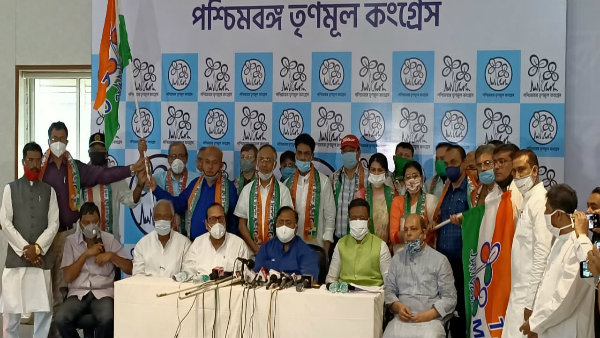 বেশ কয়েকজন প্রাক্তন আইপিএস-এর যোগদান তৃণমূলে