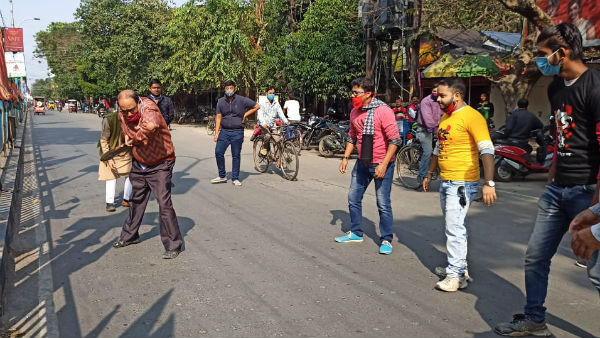 কোথাও ক্রিকেট, কোথাও আলু, ফুলকপি সবজি নিয়ে ধরনা