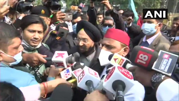 পুলিশের সঙ্গে সংঘর্ষে জড়িয়ে পড়েন সমাজবাদী পার্টির কর্মীরা
