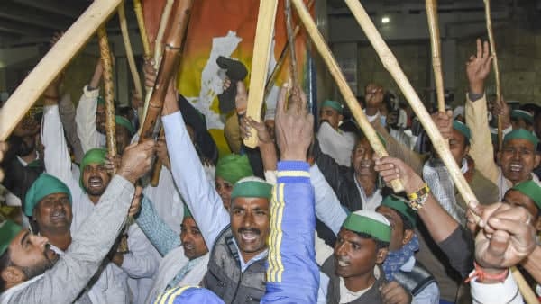 দিল্লির হাড়কাঁপানো ঠান্ডায় কৃষকরা আন্দোলন চালিয়ে যাচ্ছেন