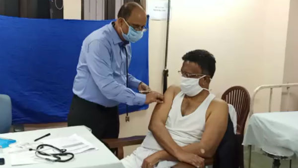 সুস্থ আছি, করোনা টিকা নেওয়ার পর বললেন ফিরহাদ হাকিম সুস্থ আছি, করোনা টিকা নেওয়ার পর বললেন ফিরহাদ হাকিম