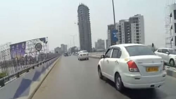 উড়ালপুলে দেওয়া হচ্ছে ফেন্সিং