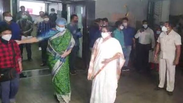 বুদ্ধদেব ভট্টাচার্যকে দেখতে হাসপাতালে রাজ্যপাল, মুখ্যমন্ত্রী