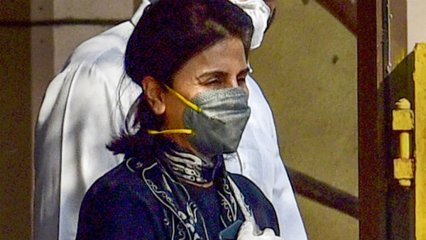 করোনা ভাইরাসে আক্রান্ত এবার নীতু কাপুরও, যুগ যুগ জিও ছবির শুটিং ঘিরে অনিশ্চয়তা করোনা ভাইরাসে আক্রান্ত এবার নীতু কাপুরও, যুগ যুগ জিও ছবির শুটিং ঘিরে অনিশ্চয়তা