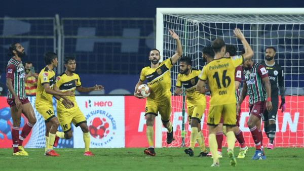 স্বভাবসিদ্ধ ভঙ্গিতে খেলা শুরু করে এটিকে মোহনবাগান