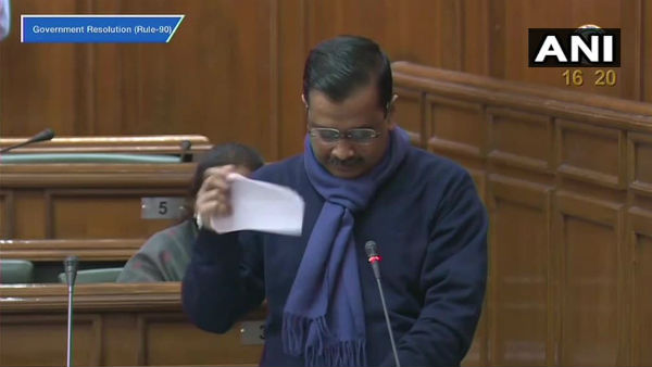 পর পর তোপ কেজরিওয়ালের