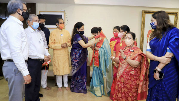 অবশেষে শিবসেনায় আনুষ্ঠানিকভাবে যোগ ‘রঙ্গিলা গার্ল’ উর্মিলার, দলীয় পতাকা তুলে দিলেন উদ্ধব ঠাকরে অবশেষে শিবসেনায় আনুষ্ঠানিকভাবে যোগ ‘রঙ্গিলা গার্ল’ উর্মিলার, দলীয় পতাকা তুলে দিলেন উদ্ধব ঠাকরে